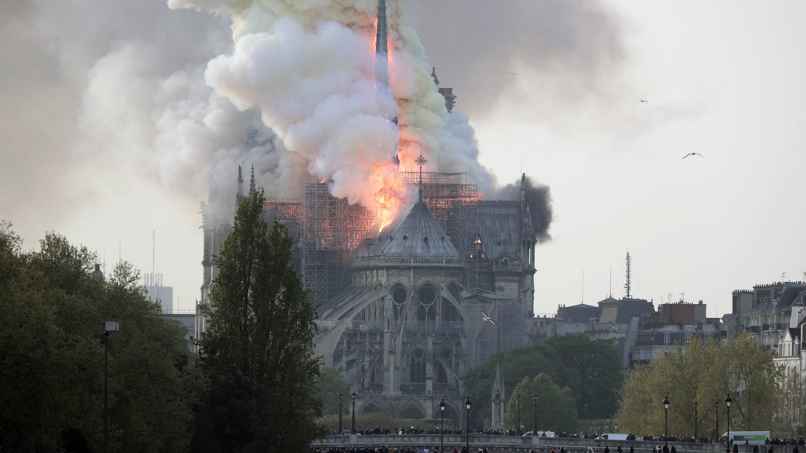 Parisko tužilaštvo: Ništa ne ukazuje da je požar na katedrali Notr Dam bio voljni akt 1