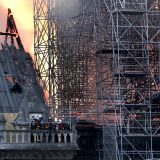 U Notr Damu danas održana prva misa posle požara 10