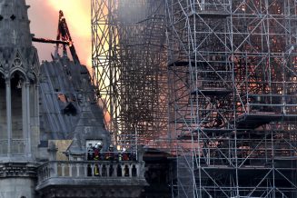 Cathedral of Notre-Dame of Paris on fire Konstrukcija Notr Dama sačuvana uprkos požaru (FOTO, VIDEO) 4