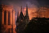 Cathedral of Notre-Dame of Paris on fire Konstrukcija Notr Dama sačuvana uprkos požaru (FOTO, VIDEO) 5