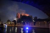 Cathedral of Notre-Dame of Paris on fire Konstrukcija Notr Dama sačuvana uprkos požaru (FOTO, VIDEO) 6