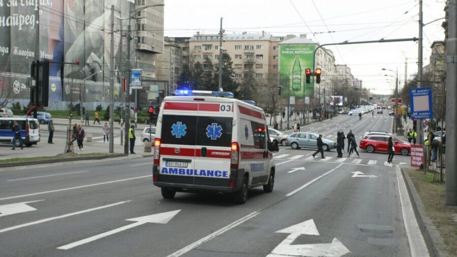 Hitna pomoć: Dva muškarca povređena nožem, tokom noći dve saobraćajne nesreće u Beogradu 1