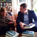 Gradonačelnik Šapca uručio prvo kolo Konstantinovićevih knjiga Latinki Perović 8