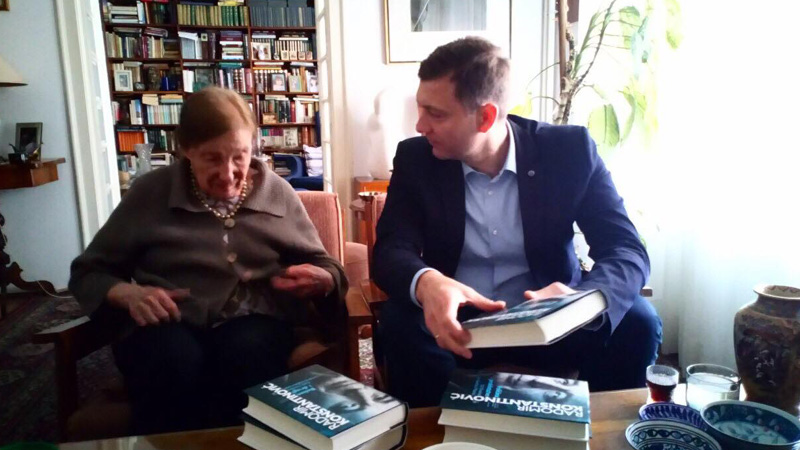 Gradonačelnik Šapca uručio prvo kolo Konstantinovićevih knjiga Latinki Perović 1