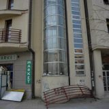 Ograda pala s terase stambene zgrade u Nišu, nema povređenih, oštećen automobil 9