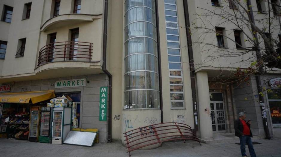 Ograda pala s terase stambene zgrade u Nišu, nema povređenih, oštećen automobil 1