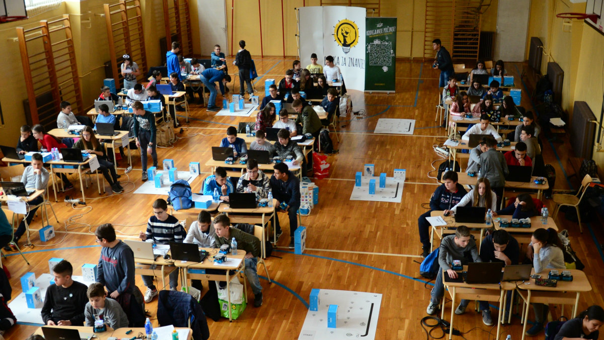 Osnovci se takmičili u programiranju robota 1