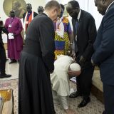 Papa poljubio stopala južnosudanskih vođa da ohrabri mir (FOTO) 1