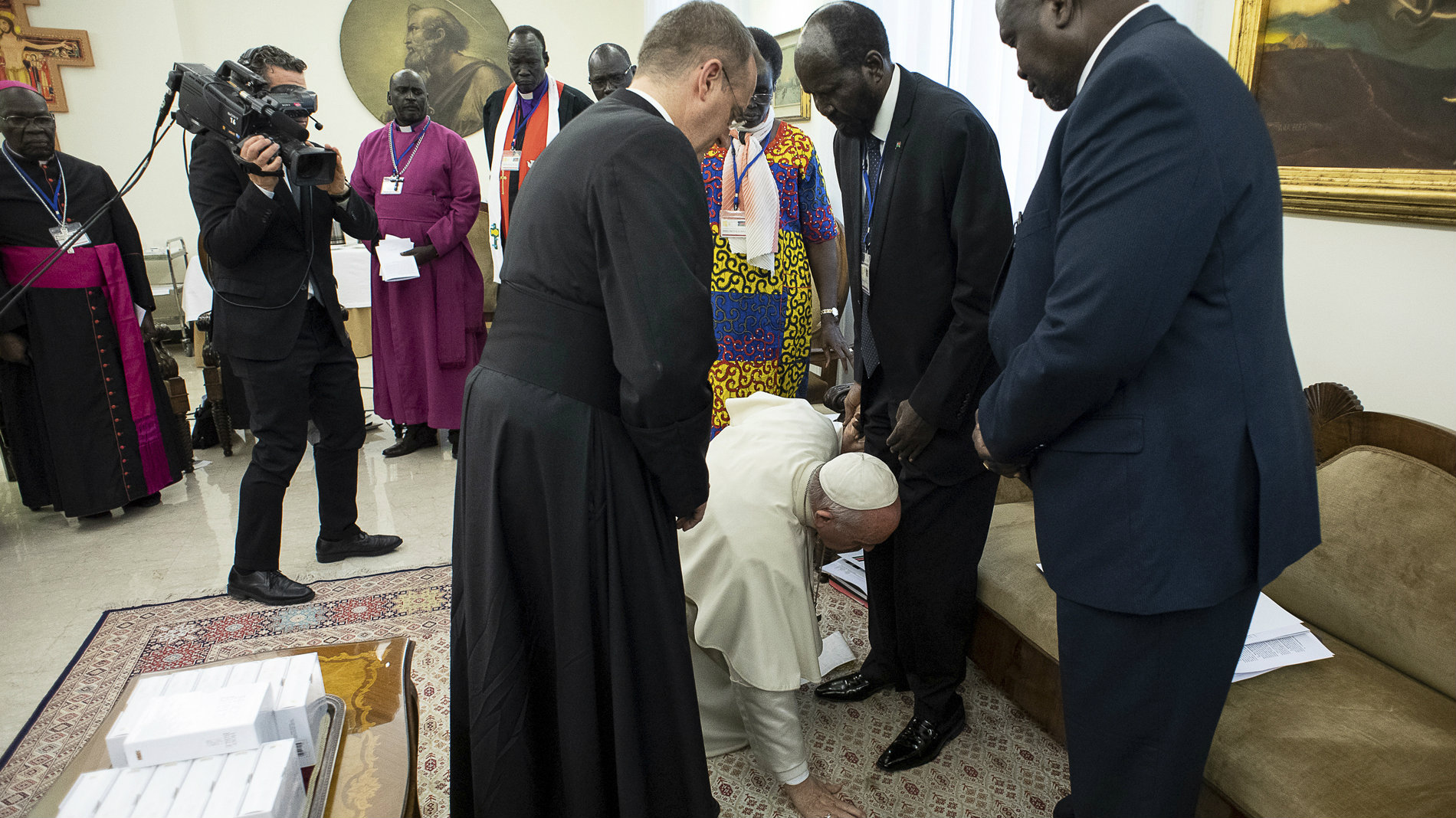 Papa poljubio stopala južnosudanskih vođa da ohrabri mir (FOTO) 1