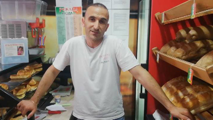 Vlasnik pekare "Roma" u Borči 3. maja deli besplatno pecivo sugrađanima 1