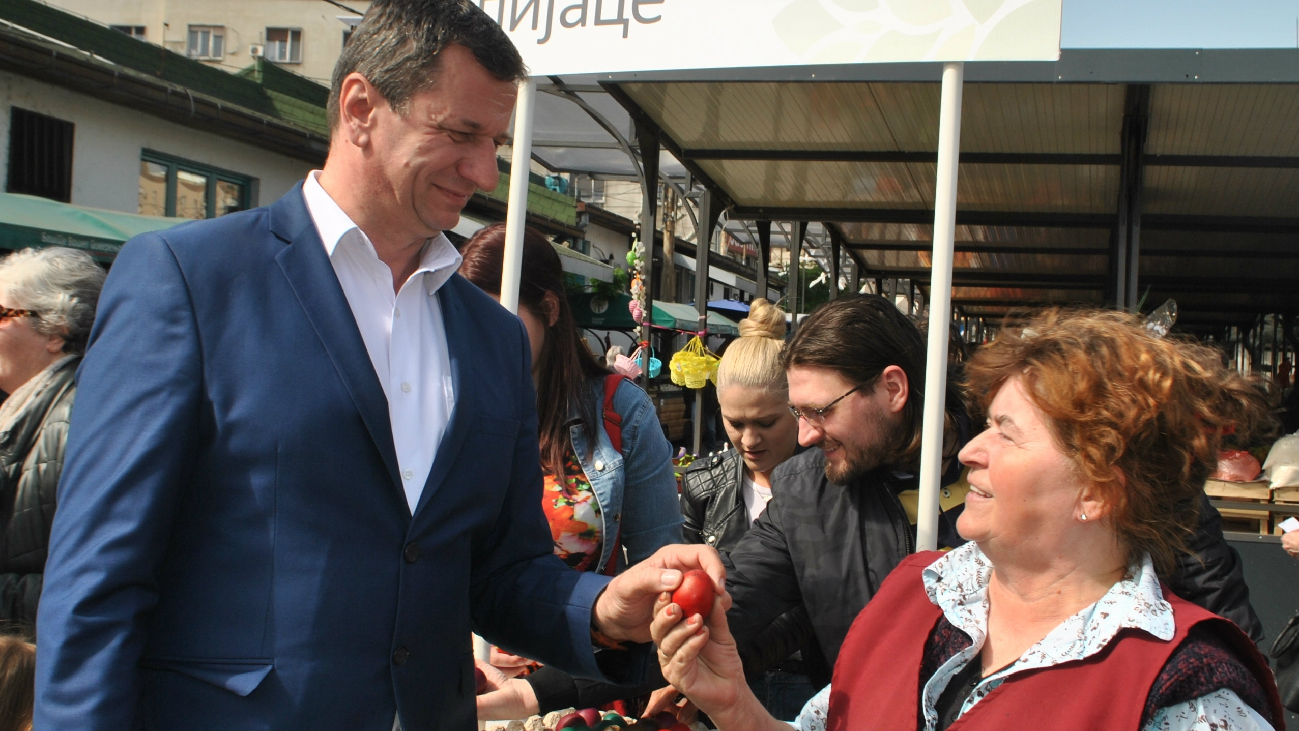 Podela uskršnjih jaja na beogradskim pijacama 1