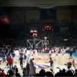 Počela utakmica Zvezde i Budućnosti, navijači bacali kovanice na igrače Budućnosti 10