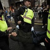 U znak protesta zalepili se lepkom za pod ispred Londonske berze 5