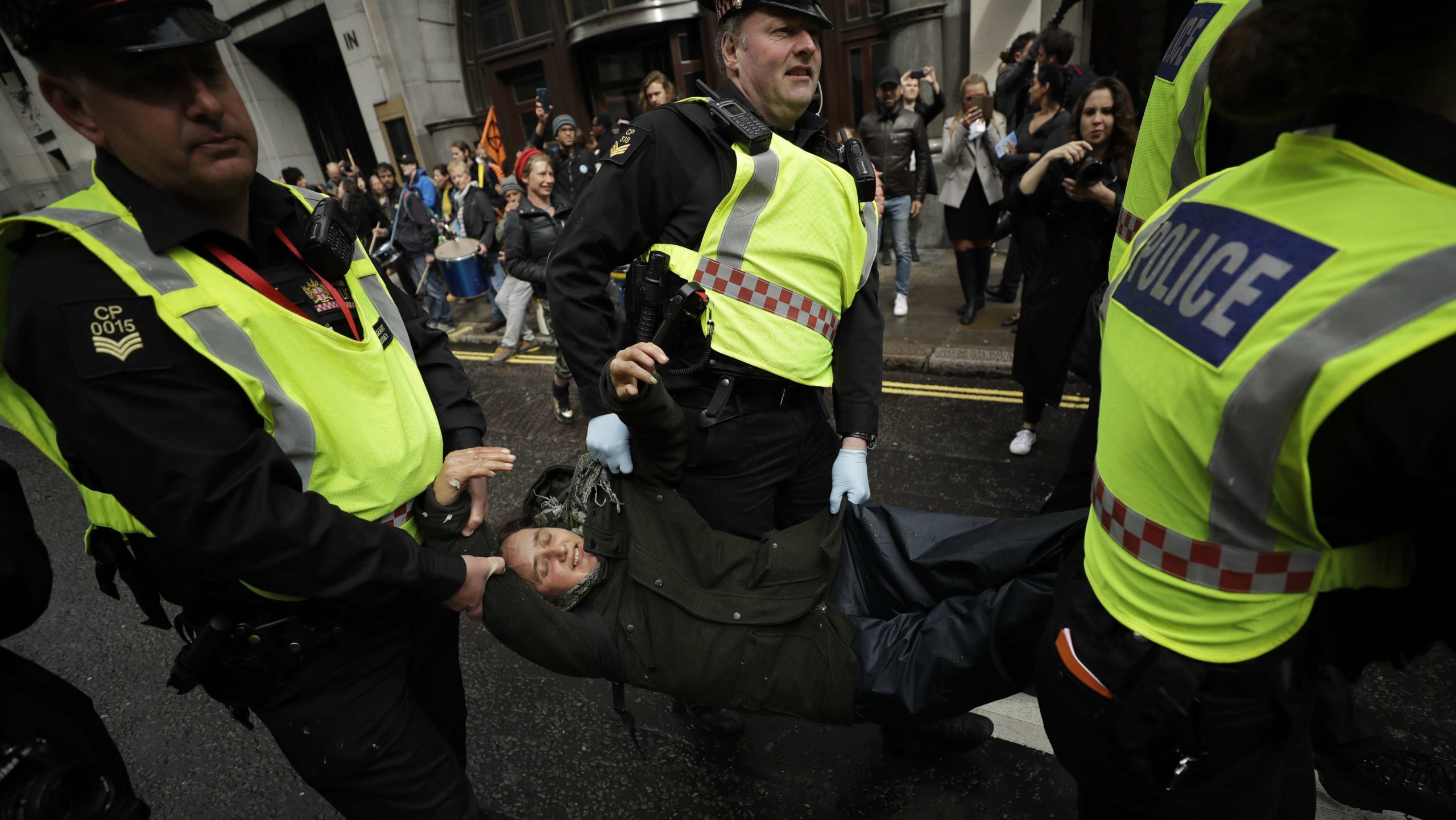 U znak protesta zalepili se lepkom za pod ispred Londonske berze 1