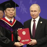 Si Đinping dodelio Putinu počasnu univerzitetsku titulu 8