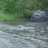 Kiša napravila probleme na Žarkovu, taksi vozilo zarobljeno u "jezeru" 2