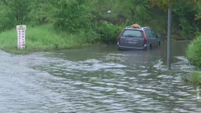 Kiša napravila probleme na Žarkovu, taksi vozilo zarobljeno u "jezeru" 1
