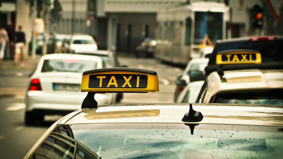 Taksisti u Jagodini jutros su besplatno prevozili penzionere iz kupovine 1