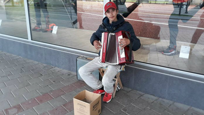 Muziku oseća srcem: Od pločnika do velikog benda 1