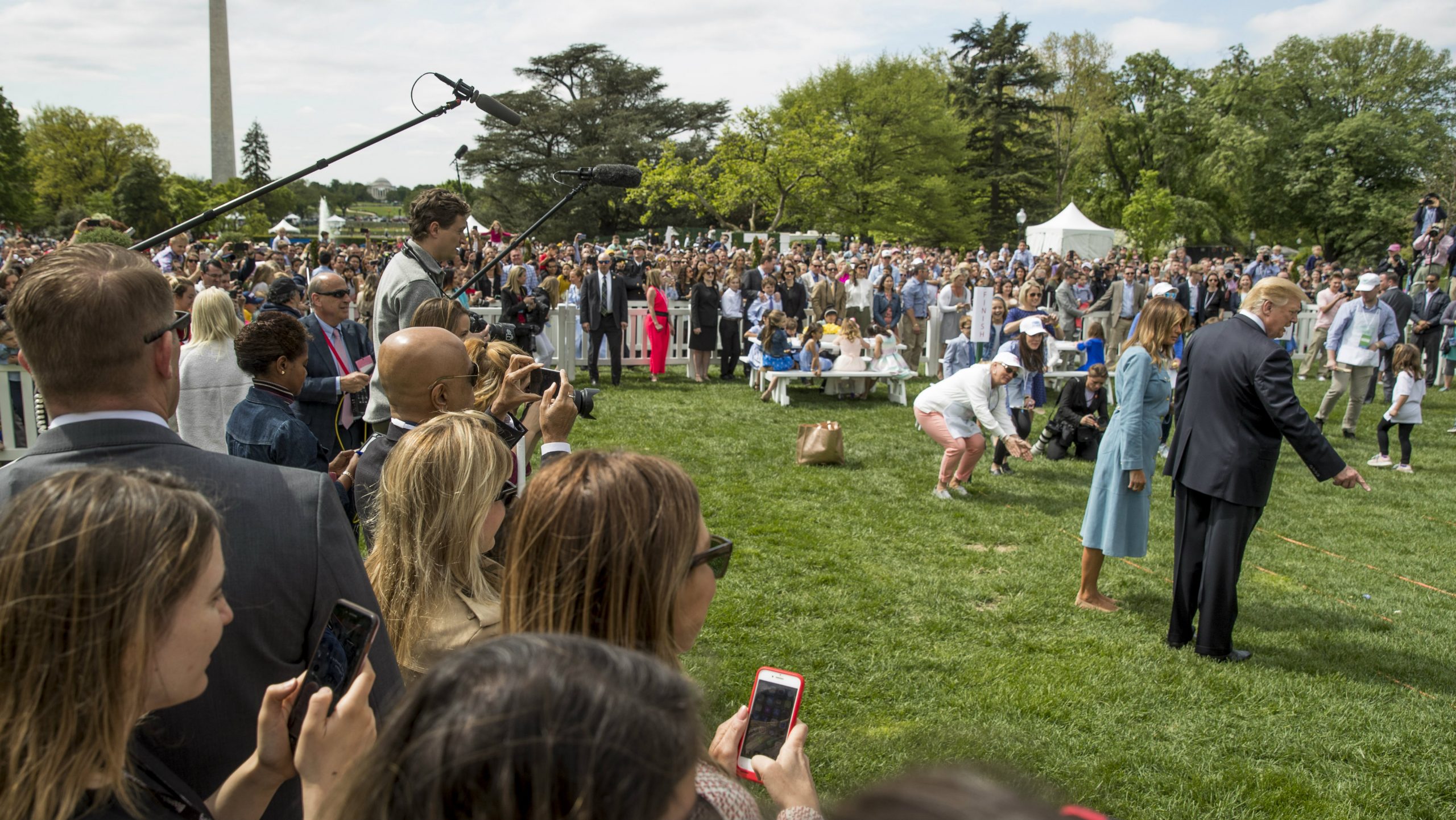 Tramp otvorio godišnju uskršnju trku sa jajima u Beloj kući (Foto) 7