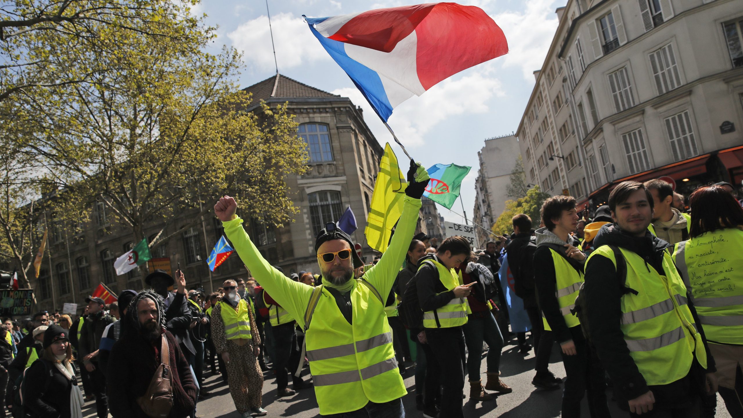 U Parizu održan protest pripadnika Žutih prsluka uprkos korona virusu 1