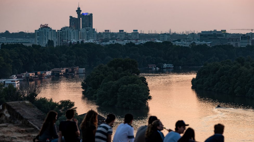 Mladi sede na Kalemegdanu