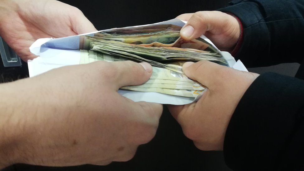 Siva ekonomija u 100 i 500 reči 2 koverat novac