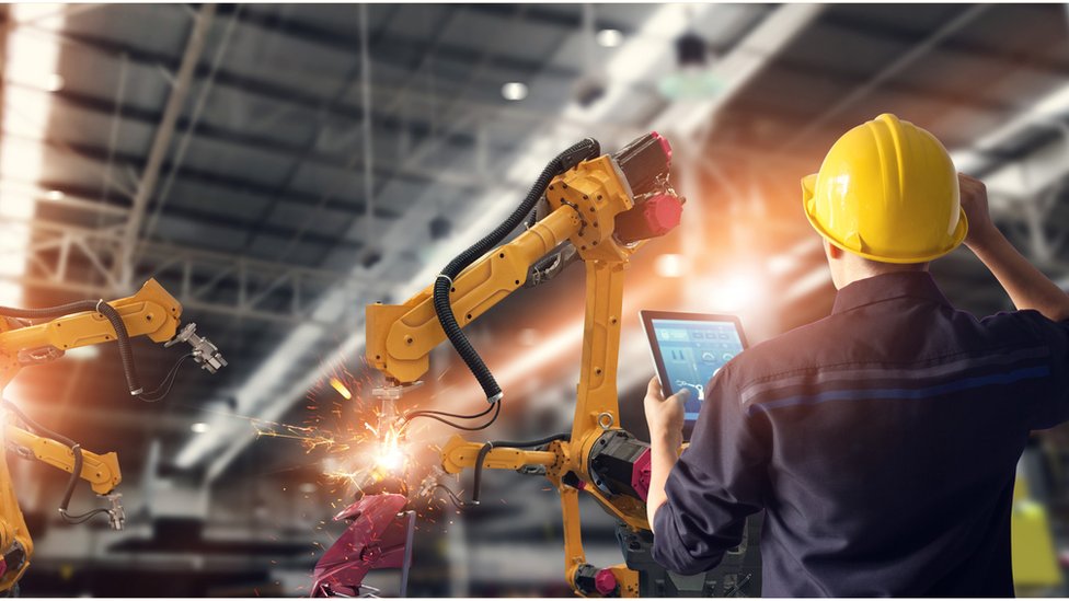 Čovek i robot u fabrici