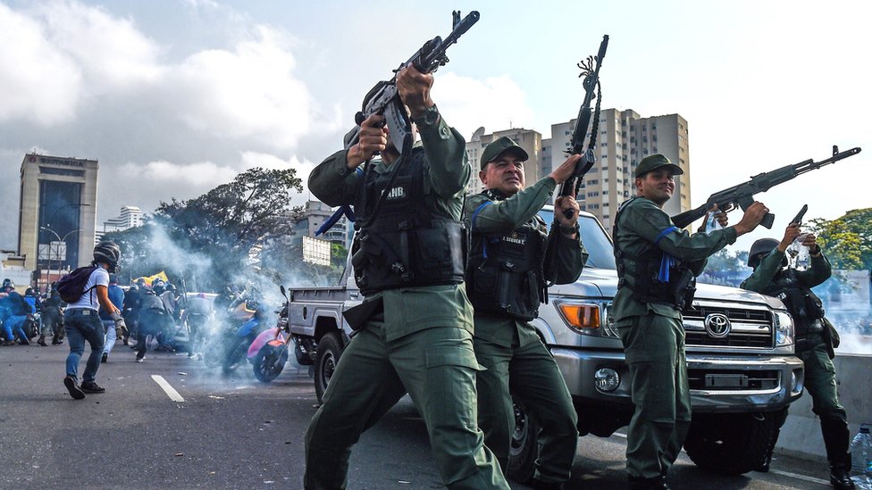Članovi bolivijske Nacionalne garde koji su se pridružili lideru opozicije Huanu Gvaidu, Karakas, 30.4.2019.