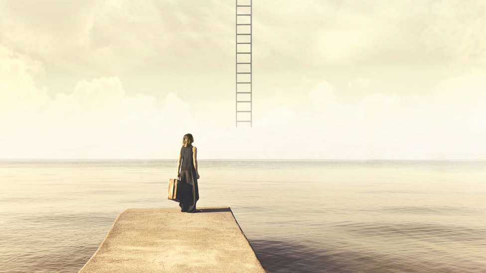 Žena pored mora, praan horizont i lebdeće merdevine