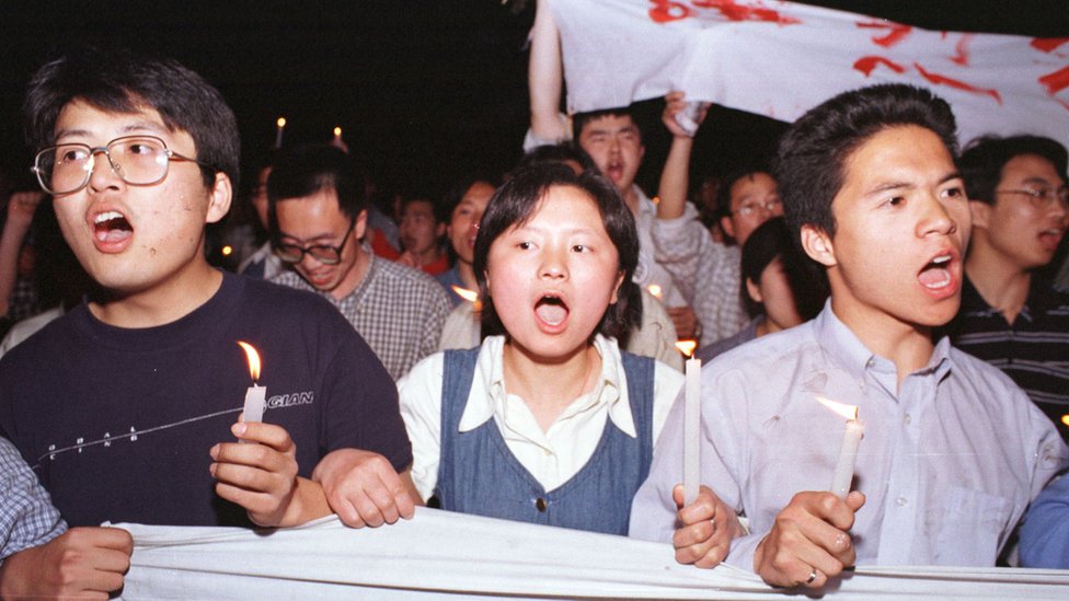 Protest Kineza u Pekingu, 9. maj 1999. Protesti su izbili u desetak većih gradova u Kini i izvukli desetine hiljada besnih građana na ulice. Kineski državni mediji su podgrejali bes govoreći da je NATO bombardovanje ambasade u Beogradu bio namerni čin agresije.