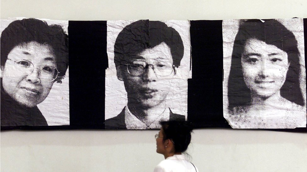 crno bele fotografije kineskih novinara na izložbi u Kini