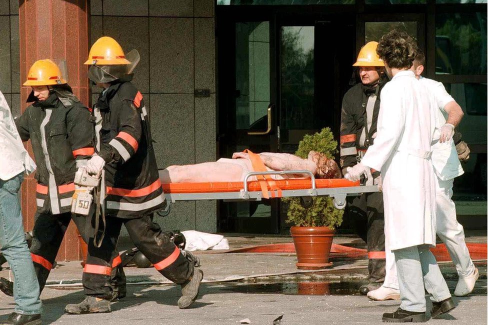 neidentifikovani zaposleni Kineske ambasada na nosilima posle napada na kinesku ambasadu, jutro 8. maj 1999.