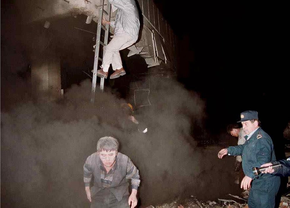 Čovek beži iz Kineske ambasade obavijen mrakom i dimom