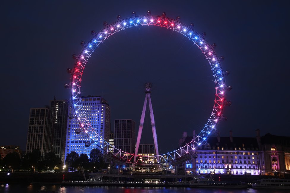 Londonsko oko u plavoj, crvenoj i beloj boji povodom kraljevske bebe