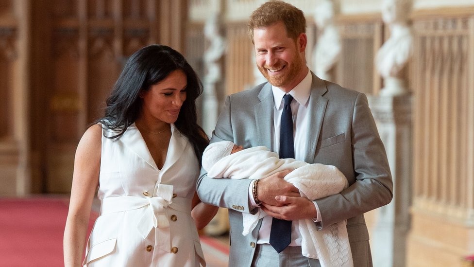 Kraljevska beba: Princ Hari i Megan predstavili sina, zvaće se Arči 4 The Duke and Duchess of Sussex and their son