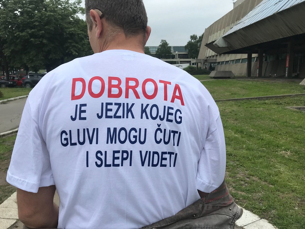 Položaj gluvih i nagluvih u Srbiji: „Stranci u sopstvenoj državi“ 1 gluvonemi na protestu