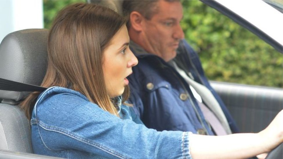 Žena i muškarac u automobilu