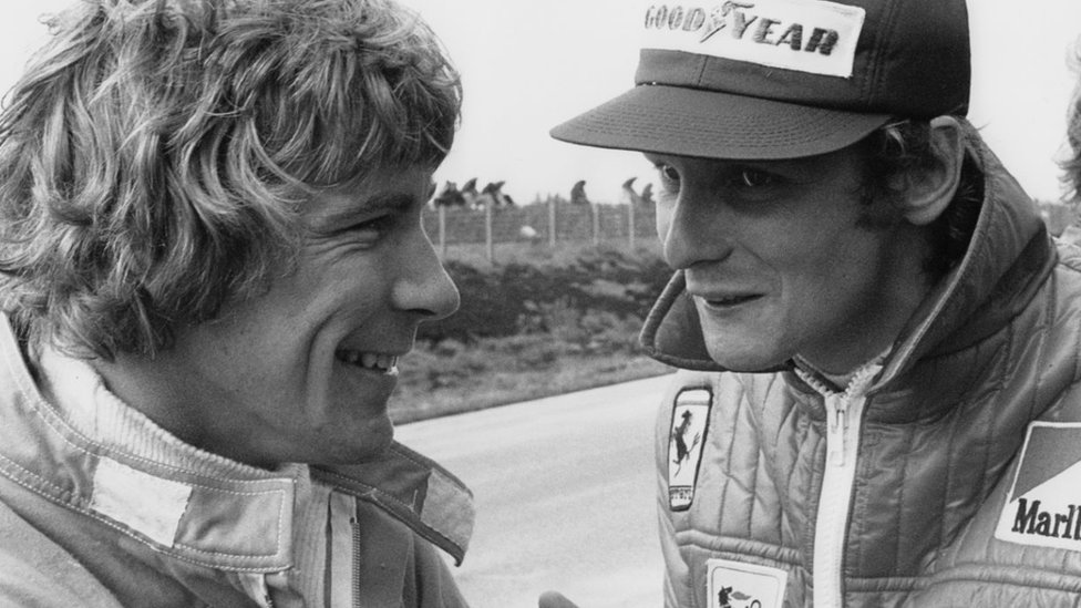 Lauda (desno) i njegov rival, britanski vozač Džejms Hant, 1974. godne