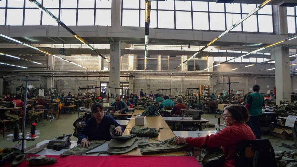 Tekstilna industrija u Srbiji: Šta sam sve morala da trpim da bih zadržala posao 3 radnice u tekstilnoj industriji