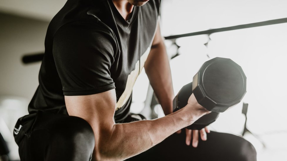 Muškarac diže tegove