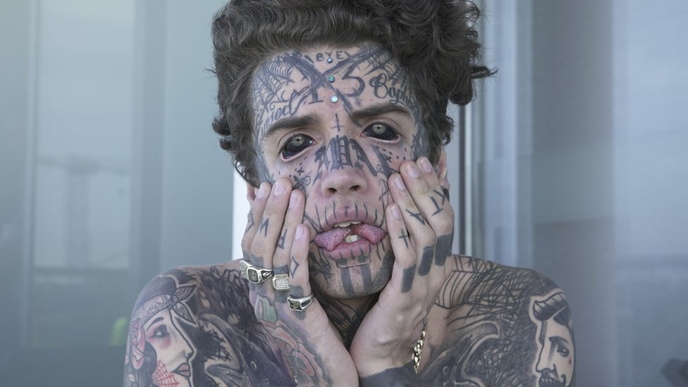 Australija: Policija traži tetoviranog manekena, a on joj se ruga 1 Ethan Bramble hols his heavily-tattooed face and sticks our his forked tongue