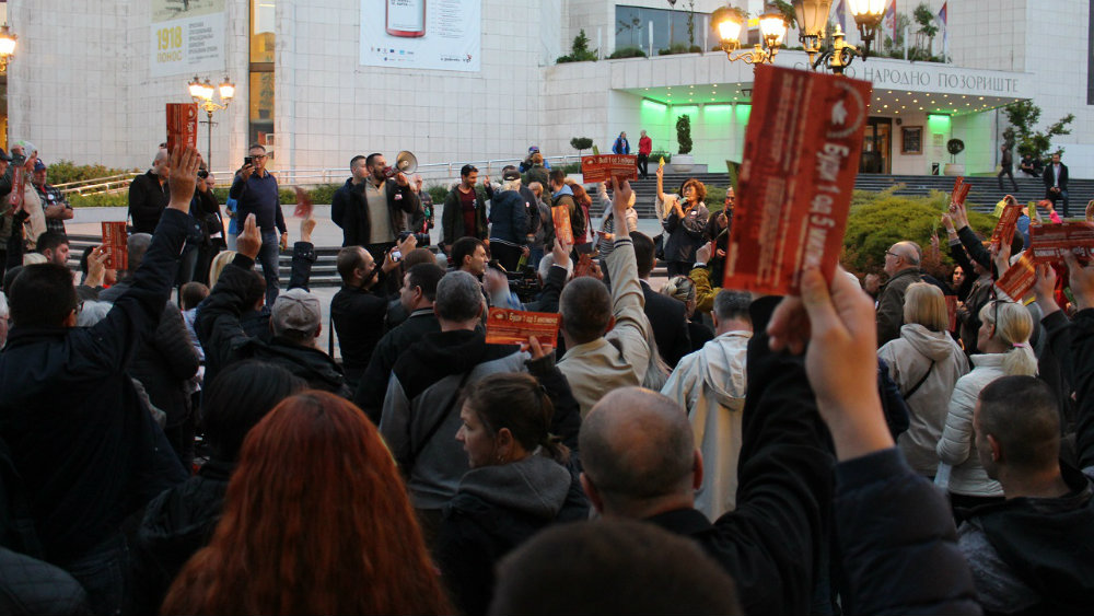Novosađani na Pozorišnom trgu razgovarali i glasali u Otvorenom parlamentu 1