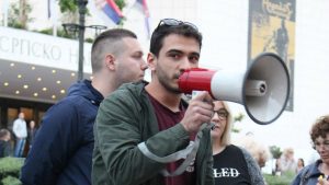 Novosađani na Pozorišnom trgu razgovarali i glasali u Otvorenom parlamentu 3