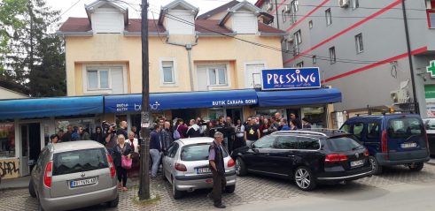 Građani se okupili ispred pekare u Borči u znak solidarnosti 4