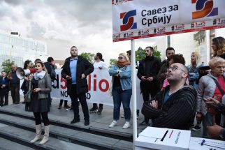 Jerkov: Demonstrante u Novom Sadu gađali staklenim kriglama (FOTO/VIDEO) 3