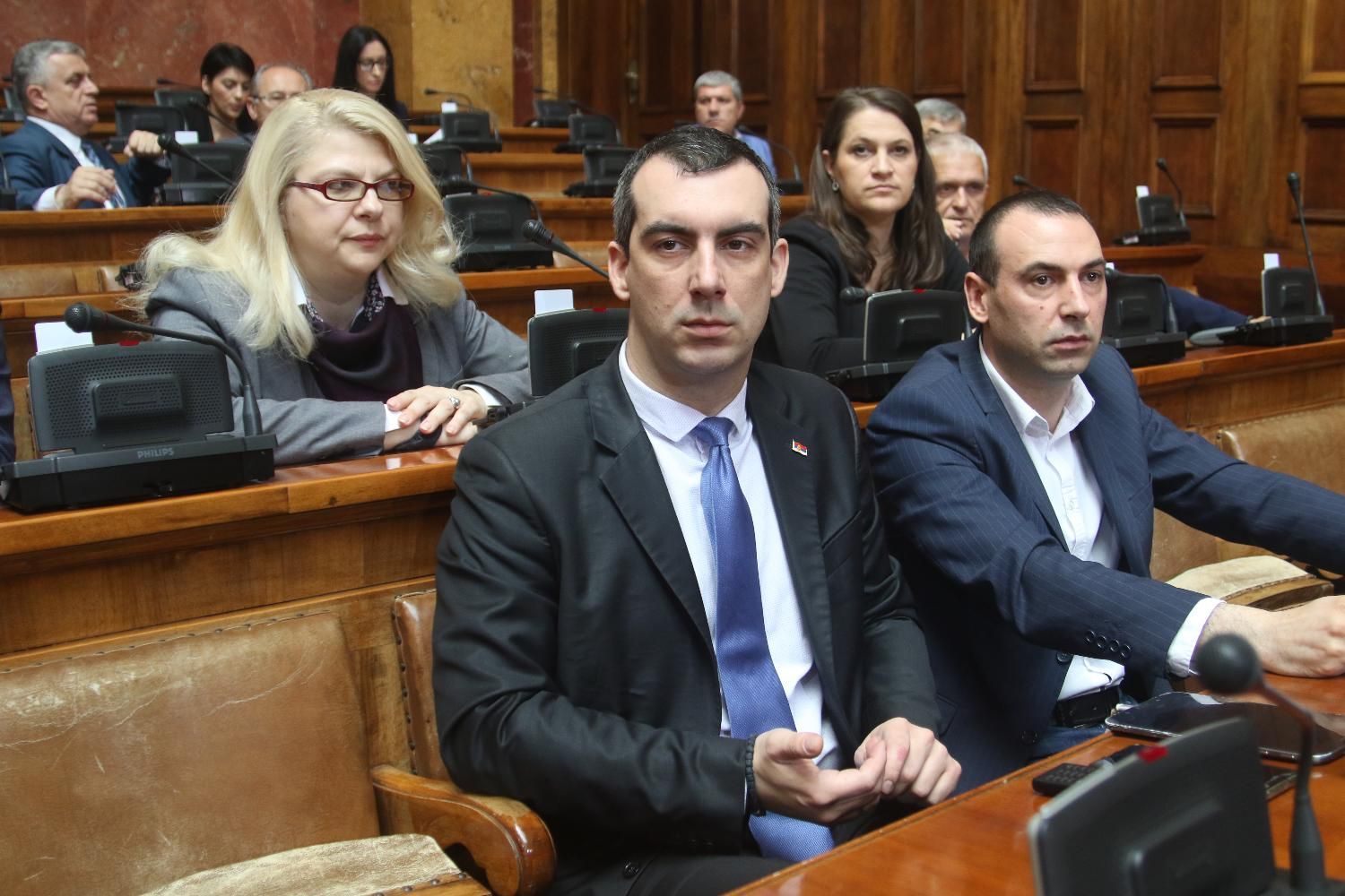 Orlić opet pokazivao naslovnu stranu Danasa u Skupštini 1