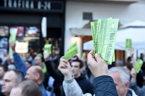 Jerkov: Demonstrante u Novom Sadu gađali staklenim kriglama (FOTO/VIDEO) 6