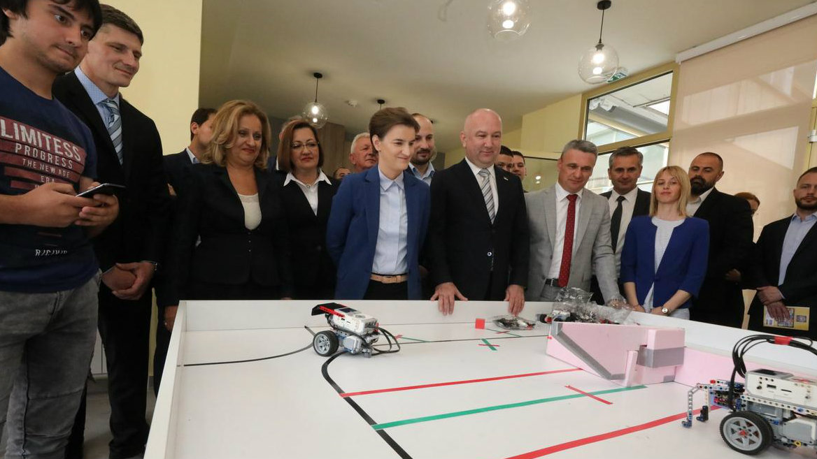 Ana Brnabić: Vlada će pomoći poljoprivrednicima, nabavka aviona je državna tajna 1