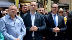 Miran protest građana u Mitrovici zbog hapšenja policajaca (FOTO, VIDEO) 2 Miran protest građana u Mitrovici zbog hapšenja policajaca (FOTO, VIDEO) 2